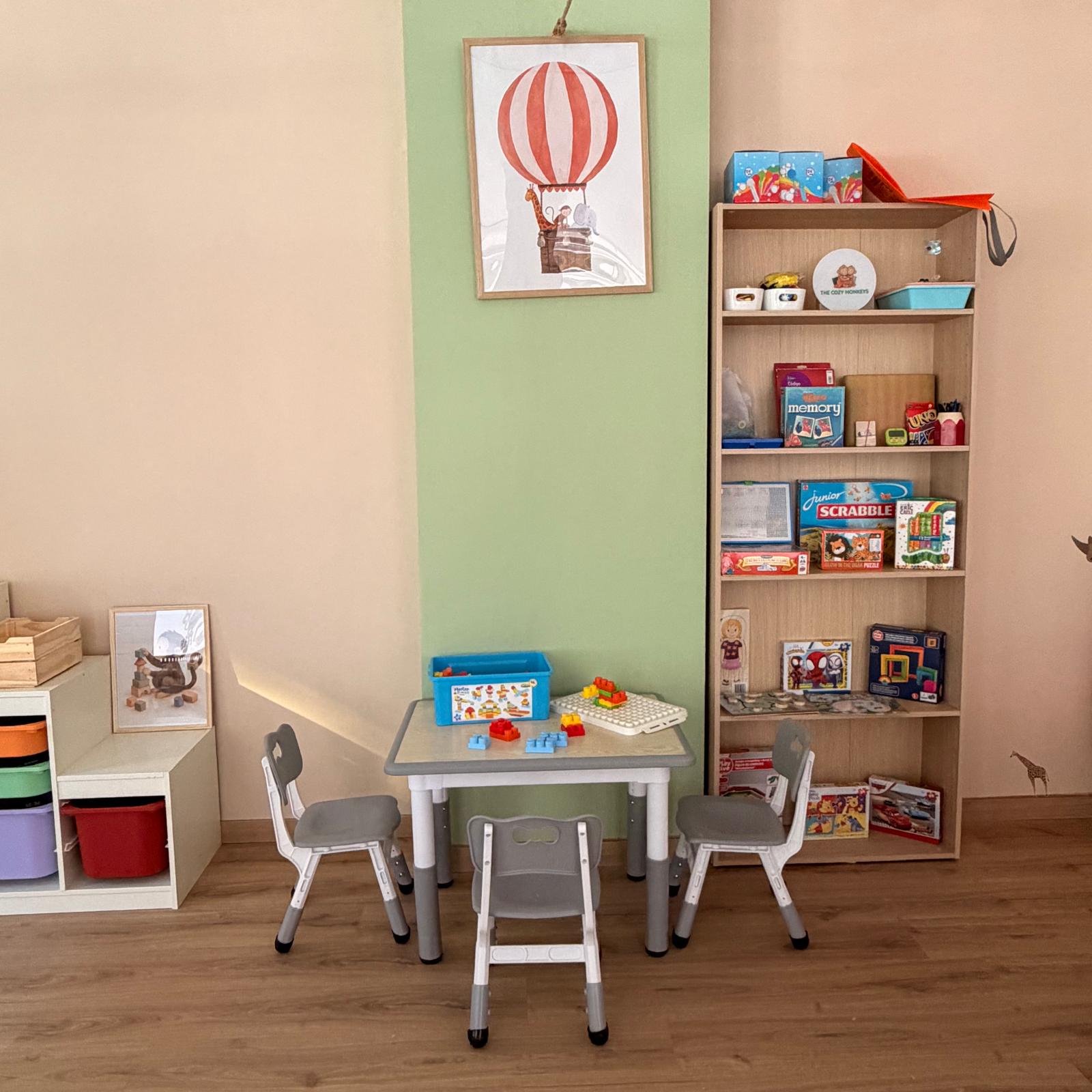 Rincón de juegos de mesa con mesa y sillas
