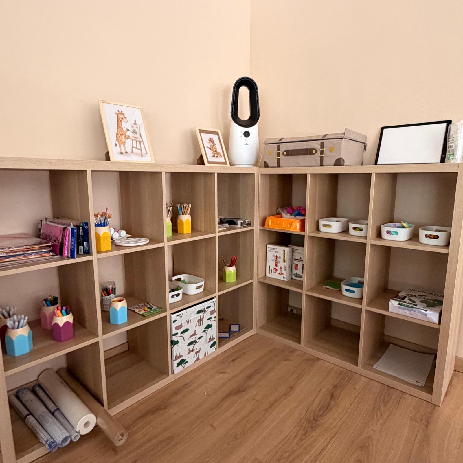 Zona de artes con materiales y estanterías