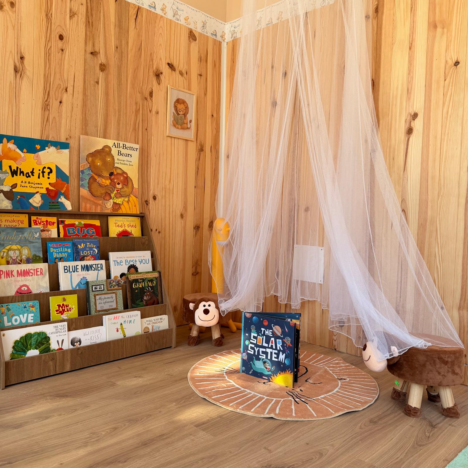 Rincón de lectura con libros infantiles en inglés